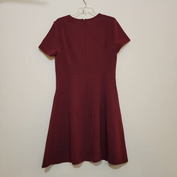 THEORY Crewneck Short-Sleeve Modern Seamed Shift Admiral Crepe Dress Burgundy 12 - Picture 4 of 8